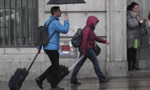 Turistas lluvia paraguas