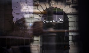 El logo de Credit Suisse, en la entrada de la sede del  banco suizo en Zurich. EFE/EPA/MICHAEL BUHOLZER