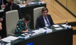 La delegada de Cultura, Turismo y Deporte, Andrea Levy y el alcalde de Madrid, José Luis Martínez-Almeida, durante una sesión ordinaria del Pleno Municipal, en el Palacio de Cibeles, a 25 de octubre de 2022, en Madrid (España)