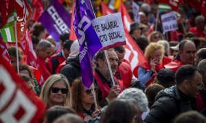 Un hombre sujeta una pancarta en una movilización convocada por CCOO y UGT desde la Plaza de Mayor, a 3 de noviembre de 2022, en Madrid.