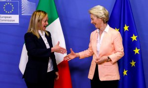 La primera ministra italiana, Giorgia Meloni, y la presidenta de la Comisión Europea, Ursula von der Leyen, se dan la mano en la sede de la Comisión de la UE en Bruselas, Bélgica, este 3 de noviembre de 2022.