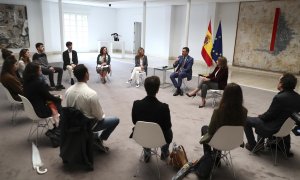 El presidente del Gobierno, Pedro Sánchez, el pasado jueves en La Moncloa a un grupo de jóvenes españoles que van a participar en la Conferencia de Naciones Unidas sobre el Cambio Climático (COP27).