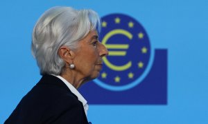 La presidenta del BCE, Christine Lagarde, tras la comparecencia ante los medios posterior a la reunión del Consejo de Gobierno de la entidad en la que se decidió subir los tipos de interés al 2%. REUTERS/Wolfgang Rattay