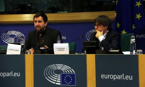 Els eurodiputats Toni Comín i Carles Puigdemont, durant la jornada de treball interparlamentària de Junts per Catalunya al Parlament Europeu.