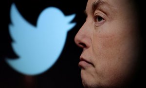 Elon Musk y el logo de Twitter.