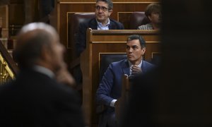 02/11/2022.- El presidente del Gobierno, Pedro Sánchez (d, abajo), y el portavoz parlamentario del PSOE en el Congreso, Patxi López (c, arriba),durante la sesión de control al Gobierno, este miércoles, en el Congreso de los Diputados. EFE/ Fernando Villar