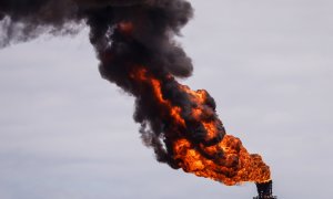 Chimenea del gas excedente que se quema en el parque industrial de petróleo y petroquímicos José Antonio Anzoátegui en Venezuela.