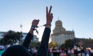 Una mujer participa en una manifestación por la muerte de Mahsa Amini, que murió bajo custodia policial en Irán tras ser detenida por no llevar un pañuelo en la cabeza (hijab) "correctamente" en público.