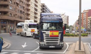 Varios camiones en la glorieta de Chile con Gran Vía, en una marcha convocada durante el undécimo día de paro nacional de transportistas, a 24 de marzo de 2022, en Logroño, La Rioja (España).