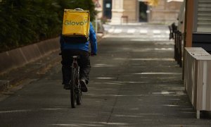 Un repartidor de Glovo circula por una calle de Pamplona, en Navarra, a 11 de octubre de 2020.