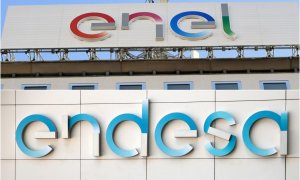 Los logos de la energética italiana semipública Enel y de su filial española Endesa, en sus respectivas sedes en Milán y en Madrid. REUTERS