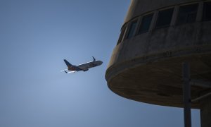 Vista de un avión despegando en el aeropuerto de  Barcelona-El Prat. E.P./Lorena Sopêna