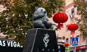 Detalle de la escultura del oso panda instalada en el distrito de Usera en Madrid