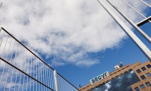 El logo de la constructora Sacyr, en su sede en Madrid. REUTERS/Susana Vera