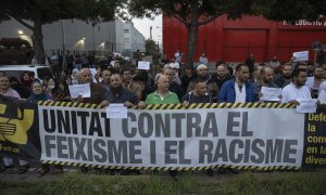 25/10/2022 Un grupo de personas se manifiesta para la puesta en libertad del activista Mohamed Said ante el CIE Zona Franca, a 25 de octubre de 2022, en Barcelona