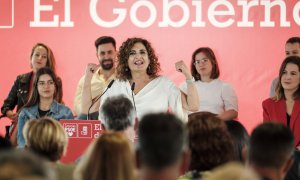 La vicesecretaria general del partido y ministra de Hacienda, María Jesús Montero (c), interviene en el acto de presentación de la candidatura de la ministra de Sanidad, Carolina Darias.