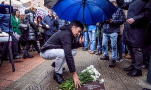 Iñigo Pascual Ramos, el hijo de Ángel Pascual Múgica, ingeniero de la central nuclear de Lemoiz asesinado por ETA en 1982, acaricia la placa colocada en recuerdo de su padre siendo esta la primera en recuerdo de una víctima del terrorismo que se ha instal