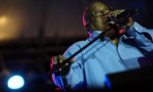 El cantante cubano Pablo Milanés interpreta una de sus canciones durante un concierto a beneficio de la ''Fundación Abrigo'' que dirige la primera dama de Honduras Xiomara de Zelaya, en Tegucigalpa, el 30 de marzo de 2007.