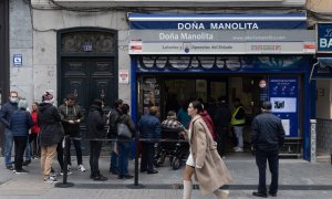 Varias personas en las inmediaciones de la administración de loterías Doña Manolita, a 14 de noviembre de 2022, en Madrid (España).