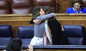 La ministra de Igualdad, Irene Montero (d), y la ministra de Derechos Sociales y Agenda 2030 , Ione Belarra (i), durante el pleno del Congreso que debate y vota el proyecto de Presupuestos Generales del Estado de 2023. EFE/ Zipi