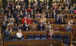 24/11/2022.- El diputado del PSOE Rafael Simancas (d) recibe una ovación de la bancada socialista durante la última jornada de debate y votación de los presupuestos en el pleno del Congreso, este jueves. EFE/ Kiko Huesca