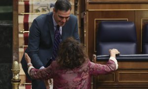 El presidente del Gobierno, Pedro Sánchez (i), felicita a la ministra de Hacienda y Función Pública, María Jesús Montero (d), durante la última jornada de debate y votación de los presupuestos en el pleno del Congreso, este jueves