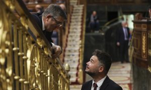 24/11/2022.- El diputado de ERC Gabriel Rufián (d) conversa con el diputado del PSOE Patxi López durante la última jornada de debate y votación de los presupuestos en el pleno del Congreso, este jueves. El Congreso de los Diputados ha aprobado hoy el pro