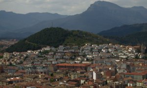 2022 - Panoràmica d'Olot, capital de la Garrotxa, una de les comarques que més població guanyarà les properes dues dècades.