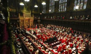 Imagen de mayo de 2002, del entonces príncipe de Gales (ahora Carlos III), que lee el Discurso de la Reina durante la Apertura del Parlamento en la Cámara de los Lores, en Londes. AFP/Ben Stansall