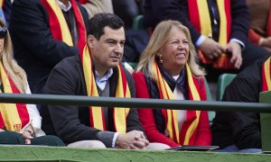 El presidente de la Junta de Andalucía, Juanma Moreno, junto a la alcaldesa de Marbella, María Ángeles Muñoz, durante el homenaje a Manolo Santana en el Club de Tenis Puente Romano, en marzo de 2022. E.P./Joaquin Corchero