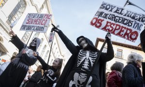 Cientos de sanitarios asisten a una concentración convocada por el sindicato Amyts en apoyo de la huelga de médicos y pediatras en toda la Atención Primaria de Madrid.