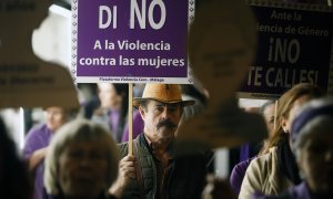 Miles de personas recorren las calles de la capital en la manifestación del 25N por la eliminación de la violencia contra las mujeres, a 25 de noviembre de 2022 en Málaga (Andalucía, España). Miles de personas han participado en las manifestaciones convoc