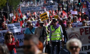 Miles de personas se manifiestan con pancartas, algunas que rezan 'Pensión Justa Ya', durante la marcha por la defensa de las pensiones públicas y la mejora de los salarios, a 15 de octubre de 2022, en Madrid, (España)