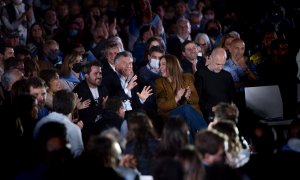 Mauricio Macri (C-l), expresidente de Argentina, y Eugenia Vidal (C-R), exgobernadora de la provincia de Buenos Aires, asisten al cierre de campaña del partido "Juntos por el Cambio"