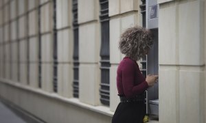 Una mujer en un cajero automático en Sevilla, a 20 de abril de 2020.