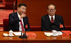 Fotografía del actual presidente de China Xi Jinping junto a Jiang Zemin durante la ceremonia de cierre del 19 Congreso Nacional del Partido Comunista chino- 24/11/2022