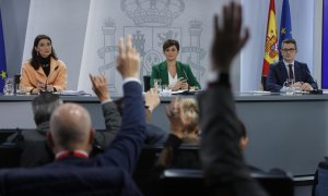 Los ministros de Política Territorial y portavoz del Gobierno; Isabel Rodríguez (c); Justicia, Pilar Llop (i) y Presidencia, Félix Bolaños (d), durante la rueda de prensa ofrecida tras la reunión del Consejo de Ministros, este martes en el Palacio de La M