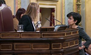 Lola Galovart, dirigiéndose a la presidenta del Congreso, Ana Pastor, antes de defender la Proposición de Ley para el cambio registral del nombre y sexo de las personas, en el pleno del  28 de noviembre de 2017.