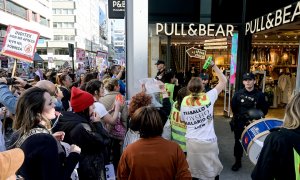 Varias trabajadoras de Inditex se manifiestan frente a una tienda, durante el fin de semana del Black Friday.