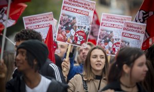 Los estudiantes se manifiestan en Madrid empuñando pancartas con lemas como 'En defenda de la Educación Pública, ¡Fuera Ayuso!', en una imagen de archivo