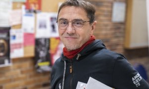 l cofundador de Podemos Juan Carlos Monedero saluda a su llegada a la inauguración de la ‘Universidad de Otoño’ en la Facultad de Ciencias Políticas de la UCM. Archivo.