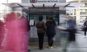 Varias personas en las inmediaciones de una administración de loterías, tres días antes del Sorteo de La Lotería del Niño, a 3 de enero de 2022, en Madrid.