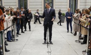 06/12/2022.- El presidente del Gobierno, Pedro Sánchez se dirige a los medios de comunicación tras asistir al acto institucional del Día de la Constitución, este martes, en el Congreso de los Diputados. EFE/Chema Moya