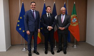 El presidente del Gobierno, Pedro Sánchez, el pasado 20 de octubre en Bruselas en un encuentro con el presidente de la República Francesa, Emmanuel Macron, y el primer ministro de la República Portuguesa, António Costa.