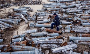 Fotografía aérea tomada el 7 de diciembre de 2022 en la que un experto de la oficina del fiscal examina restos de proyectiles y misiles utilizados por el ejército ruso.