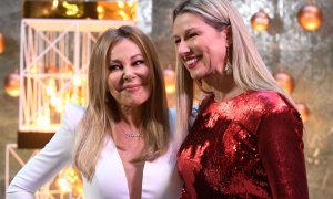 Ana García Obregón y Anne Igartiburu posando en el photocall durante la presentación de la programación de navideña de RTVE de 2021.