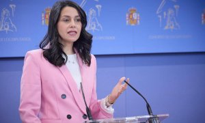 La líder de Ciudadanos, Inés Arrimadas, interviene durante una rueda de prensa, en el Congreso de los Diputados, a 9 de diciembre de 2022, en Madrid.