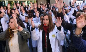 Varios manifestantes exigen la mejora de la Atención Primaria en la Sanidad Pública, frente a la Asamblea de Madrid, a 1 de diciembre de 2022, en Madrid (España).