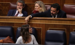 13/12/2022.- La ministra de Igualdad, Irene Montero (i), conversa con el diputado popular Guillermo Mariscal (d) durante el pleno que se celebra este martes en el Congreso. EFE/ Kiko Huesca