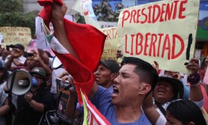 Cientos de personas piden la liberación de Pedro Castillo en los exteriores de la base de la Policía donde se encuentra recluido en Lima, a 13 de diciembre de 2022.